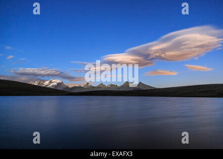 Rosa Wolken nach Sonnenuntergang auf Rosset See auf einer Höhe von 2709 m, Nationalpark Gran Paradiso, Alpi Graie, Italien Stockfoto