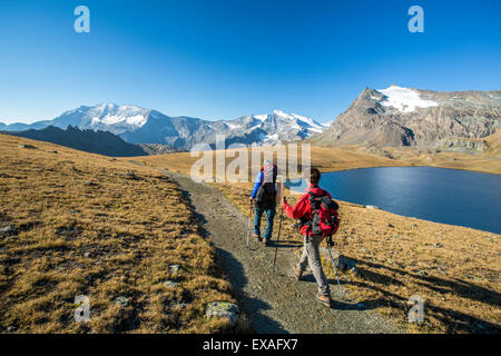 Wanderer-Wallking entlang Rosset See, Nationalpark Gran Paradiso, Alpi Graie (Graian Alpen), Italien, Europa Stockfoto