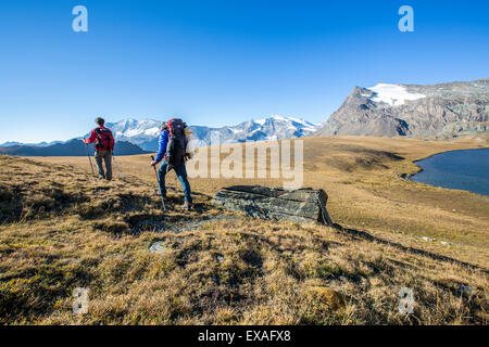 Wanderer-Wallking entlang Rosset See, Nationalpark Gran Paradiso, Alpi Graie (Graian Alpen), Italien, Europa Stockfoto