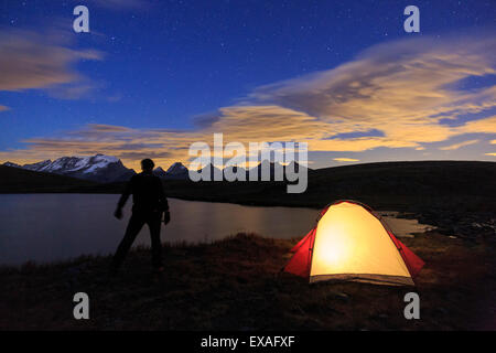 Camping unter den Sternen auf Rosset See auf einer Höhe von 2709 m, Nationalpark Gran Paradiso, Alpi Graie, Italien Stockfoto