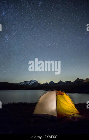 Camping unter den Sternen auf Rosset See auf einer Höhe von 2709 m, Nationalpark Gran Paradiso, Alpi Graie, Italien Stockfoto