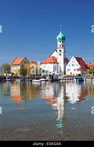 St... Georg-Kirche und Burg, Halbinsel Wasserburg, Bodensee, Schwaben, Bayern, Deutschland, Europa Stockfoto