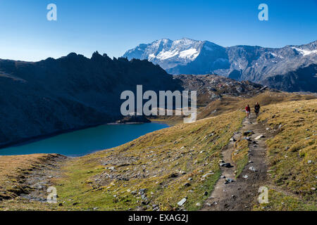 Wanderer zu Fuß auf den Colle del Nivolet Rossett See, Nationalpark Gran Paradiso, Alpi Graie (Graian Alpen), Italien Stockfoto