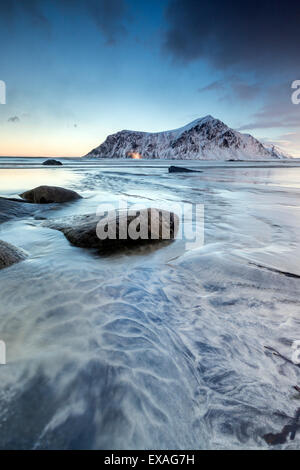 Sonnenuntergang am surreale Skagsanden Strand umgeben von Schnee bedeckt Berge, Flakstad, Lofoten-Inseln, Arktis, Norwegen Stockfoto