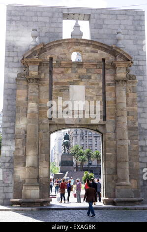 Das alte Tor zur Zitadelle, Blick von der Zitadelle auf Plaza Independencia, Montevideo, Uruguay, Südamerika Stockfoto