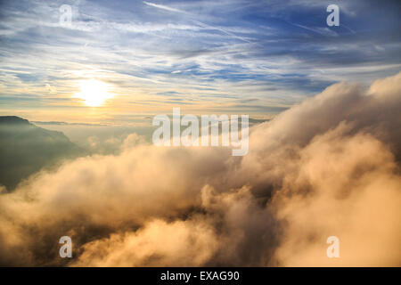 Luftbild von der Mountain Range Geisler umgeben von Wolken, Dolomiten, Val Funes, Trentino-Alto Adige Südtirol, Italien Stockfoto