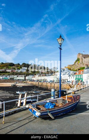 Die Stadt Mont Hochmuts und seiner Burg, Jersey, Kanalinseln, Großbritannien, Europa Stockfoto