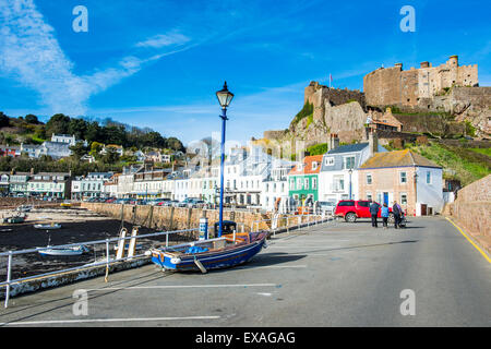 Die Stadt Mont Hochmuts und seiner Burg, Jersey, Kanalinseln, Großbritannien, Europa Stockfoto