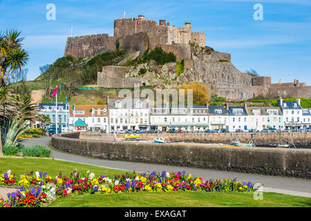 Die Stadt Mont Hochmuts und seiner Burg, Jersey, Kanalinseln, Großbritannien, Europa Stockfoto