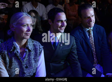 Berlin, Deutschland. 9. Juli 2015. Chefredakteurin der deutschen Vogue Christiane Arp (l-R) amerikanische Designer Zac Posen (l) und John Cloppenburg auf der Messe "Designer for Tomorrow" auf der Mercedes-Benz Fashion Week in Berlin, Deutschland, 9. Juli 2015. Während der Berlin Fashion Week vom 07. bis 10. Juli werden die Kollektionen für Frühjahr/Sommer 2016 vorgestellt. Foto: BRITTA PEDERSEN/Dpa/Alamy Live News Stockfoto