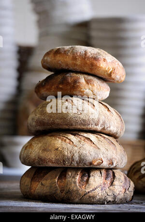 Stapel von Brot an die handwerkliche Bäckerei von Alex Gooch in Hay-on-Wye, Herefordshire UK Stockfoto