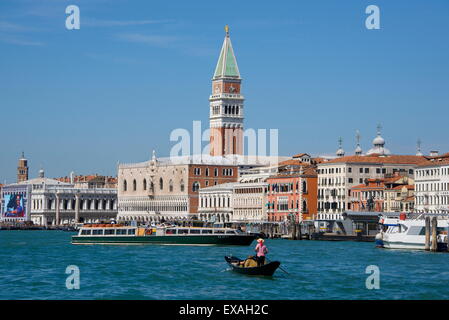 Gondel und Gondoliere auf San Marco Becken mit Palazzo Ducale, San Marco Campanile, Venedig, Veneto, Italien Stockfoto