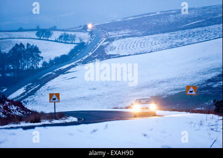 Eine Autofahrer fährt durch eine winterliche Landschaft auf B4520, Brecon Road, auf der Heide Mynydd Epynt, Powys, Wales, UK Stockfoto