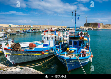 Angelboote/Fischerboote im alten Hafen von Heraklion, Kreta, griechische Inseln, Griechenland, Europa Stockfoto