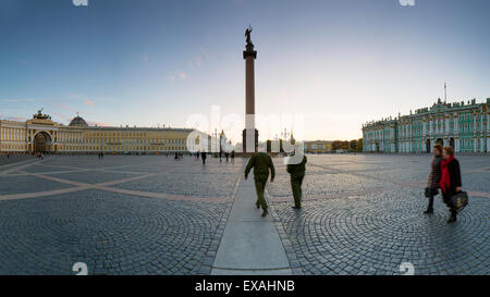 Schlossplatz, Alexander-Säule und der Eremitage, Winter Palace, UNESCO-Weltkulturerbe, St. Petersburg, Russland, Europa Stockfoto