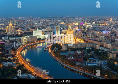 Erhöhten Blick auf die Moskwa-Ufer, Hotel Ukraine und der russischen Weißen Haus, Moskau, Russland, Europa Stockfoto