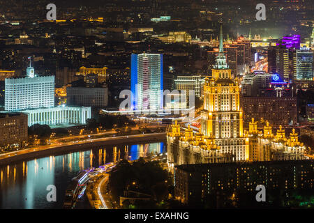 Erhöhten Blick auf die Moskwa-Ufer, Hotel Ukraine und der russischen Weißen Haus, Moskau, Russland, Europa Stockfoto