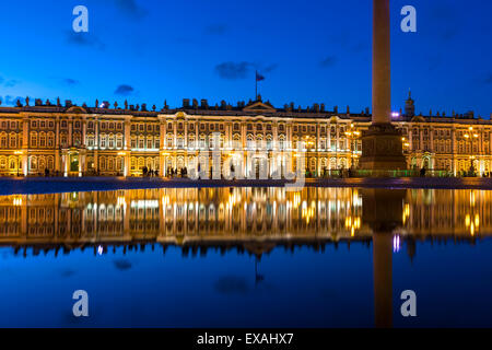 Alexander-Säule und der Eremitage, Winter Palace, Schlossplatz, UNESCO-Weltkulturerbe, St. Petersburg, Russland, Europa Stockfoto