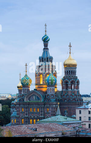 Beleuchteten Kuppeln der Kirche des Retters auf Blut vergossen, UNESCO-Weltkulturerbe, St. Petersburg, Russland, Europa Stockfoto