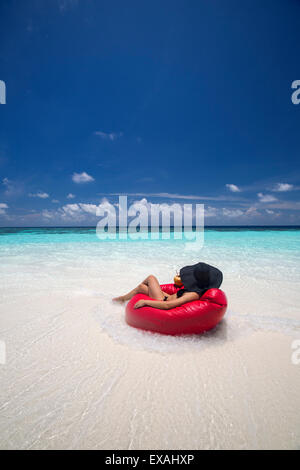 Frau entspannen am Strand, Malediven, Indischer Ozean, Asien Stockfoto