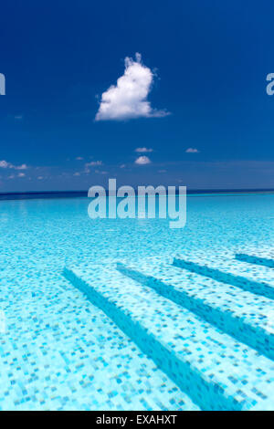 Infinity-Pool in den Malediven, Indischer Ozean, Asien Stockfoto