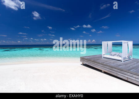 Sofa am Strand auf den Malediven, Indischer Ozean, Asien Stockfoto