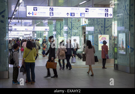 Menschen in Hakata Station, Fukuoka, Kyushu, Japan, Asien Stockfoto