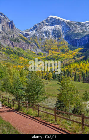 Herbstfarben, Telluride, Western San-Juan-Gebirge im Hintergrund, Colorado, Vereinigte Staaten von Amerika, Nordamerika Stockfoto