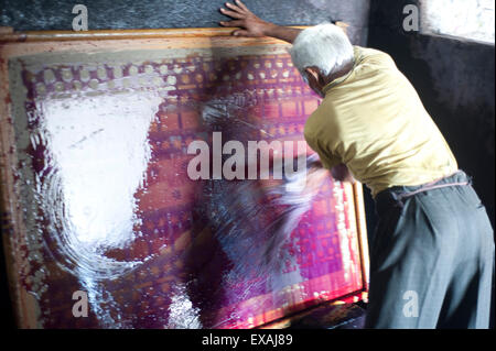 Mann Waschen Tinte außerhalb des Bildschirms verwendet für den Druck von Sari Längen von Baumwolle, Bhuj Bezirk, Gujarat, Indien, Asien Stockfoto