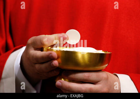 Katholischer Priester, die Heilige Kommunion, Paris, Frankreich, Europa Stockfoto