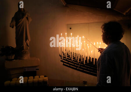 Kerzen, Basilika des Heiligen Herzens, Paray-le-Monial, Saone-et-Loire, Burgund, Frankreich, Europa Stockfoto