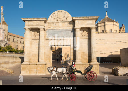 Puerta del Puente, Córdoba, Andalusien, Spanien, Europa Stockfoto