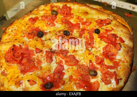 Frisch gebackene Focaccia, ein traditionelles Gericht beliebt im Stadtteil Bari Vecchia Bari, Apulien, Italien, Europa Stockfoto