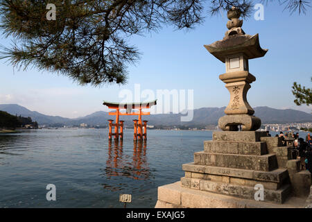 Das schwimmende Miyajima Torii-Tor des Itsukushima-Schrein, UNESCO-Weltkulturerbe Insel Miyajima, westlichen Honshu, Japan, Asien Stockfoto