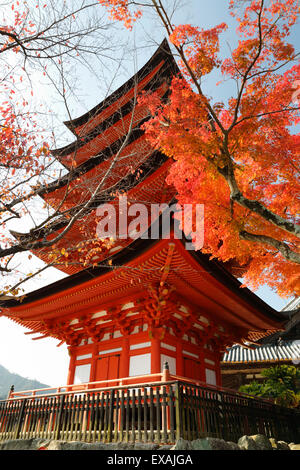 Fünfstöckige Pagode (Gojunoto) im Herbst, UNESCO-Weltkulturerbe Insel Miyajima, westlichen Honshu, Japan, Asien Stockfoto