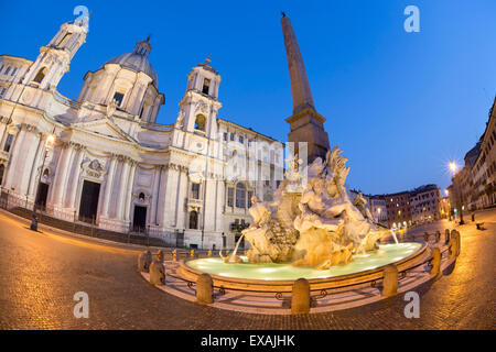 Berninis Brunnen der vier Flüsse und Kirche von Sant'Agnese in Agone bei Nacht, Piazza Navona, Rom, Latium, Italien, Europa Stockfoto