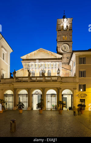 Santa Maria in Trastevere in der Nacht, Piazza Santa Maria in Trastevere, Rom, Latium, Italien, Europa Stockfoto