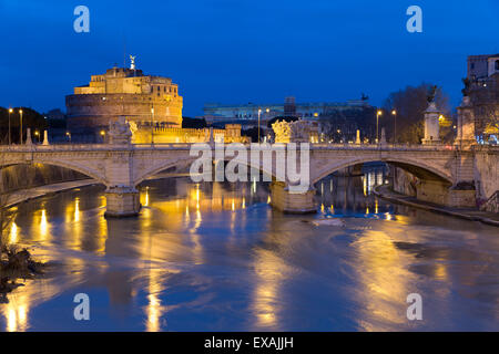 Castel Sant'Angelo und Ponte Vittorio Emanuelle II am Fluss Tiber bei Nacht, Rom, Latium, Italien, Europa Stockfoto