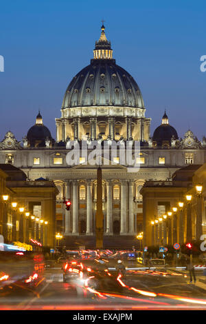 Der Petersdom betrachtet entlang der Via della Conciliazione in der Nacht, Rom, Latium, Italien, Europa Stockfoto