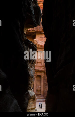 Petra, Jordanien, 8. Juni. Ein paar Touristen nachschlagen in Petras Schatzkammer. Stockfoto