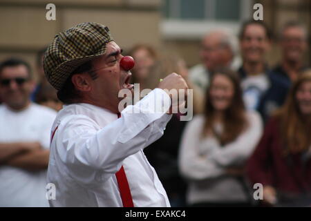 A Street Performer unterhält das Publikum im Parliament Square während des Edinburgh Festivals Stockfoto