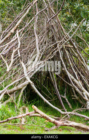 Den Schutz von hand gebaut, mit Ästen, Zweigen und anderen Wald-Materialien Stockfoto