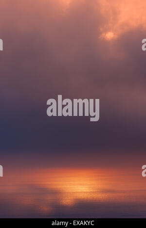 Sonnenlicht, Wasser reflektiert. Malerische Aussicht auf den Sonnenuntergang über dem Meer aus einem Cruiser. Geeignet für Hintergrund. Stockfoto