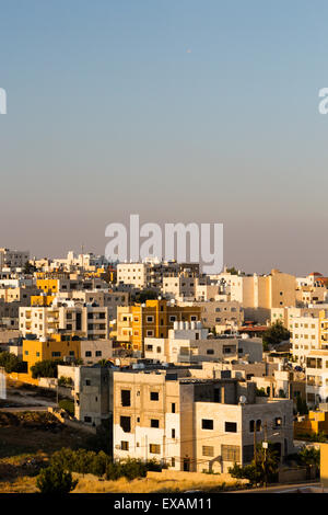 Madaba, Jordanien. Die Low-Rise Skyline von Madaba während des Sonnenuntergangs. Stockfoto