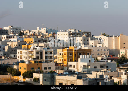 Madaba, Jordanien. Die Low-Rise Skyline von Madaba während des Sonnenuntergangs. Stockfoto