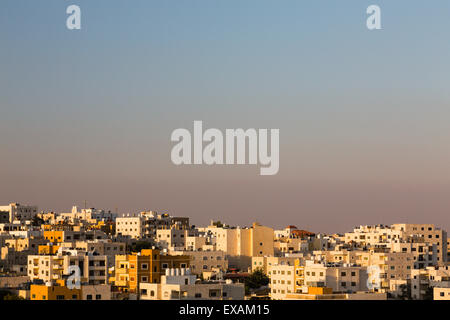 Madaba, Jordanien. Die Low-Rise Skyline von Madaba während des Sonnenuntergangs. Stockfoto