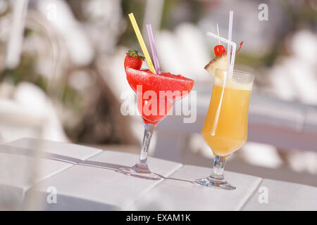 Cocktails, garniert mit Früchten und Blumen im Freien. Selektiven Fokus Stockfoto