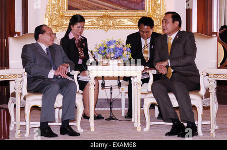 Bangkok, Thailand. 10. Juli 2015. Thailändische Premierminister General Prayut Chan-o-Cha (vorne R) trifft sich mit dem Besuch der kambodschanischen Vizepremierminister und Außenminister Hor Namhong (Front L) am Government House in Bangkok, der Hauptstadt von Thailand, am 10. Juli 2015. Hor Namhong ist bei einem dreitägigen Besuch nach Thailand, um Beziehungen und Zusammenarbeit zwischen den beiden benachbarten Nationen weiter verstärkt. © Rachen Sageamsak/Xinhua/Alamy Live-Nachrichten Stockfoto