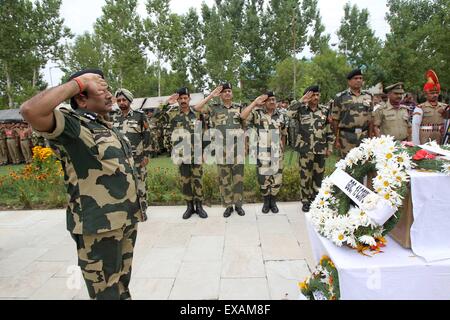 Srinagar, Kaschmir Indien kontrollierten. 10. Juli 2015. Leitender Offizier von Indiens Border Security Force (BSF) salutiert vor dem Sarg eines Rahmens bewachen ihre Basislager in Humhama am Stadtrand von Srinagar, Sommer in der Hauptstadt von Indien kontrollierten Kaschmir, am 10. Juli 2015. Einem Grenzschutz Indiens BSF im Feuern von Pakistan Seite auf Line of Control (LoC) Teilung Kaschmirs getötet wurde. Bildnachweis: Javed Dar/Xinhua/Alamy Live-Nachrichten Stockfoto