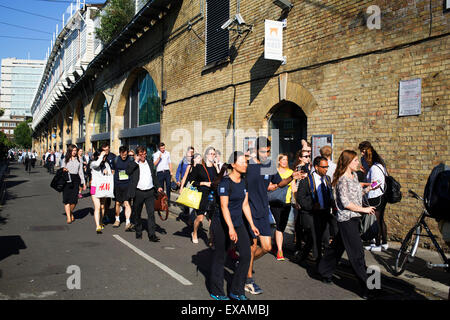 London, UK. Donnerstag, 9. Juli 2015. U-Bahn und Zug Streiks verursachte Elend für Pendler mit dem gesamten Londoner U-Bahn Netz herunter und viele Schiene Dienstleistungen annulliert. Der Streik war aus Protest auf längere Arbeitszeiten, angekündigt durch das Rohrsystem, die ganze Nacht am Wochenende offen sein. Statt mit den öffentlichen Verkehrsmitteln, beschlossen viele Menschen, dass es am besten zu Fuß, die was normalerweise ruhige Straßen beschäftigt mit Arbeiter Heimweg gemacht. Stockfoto